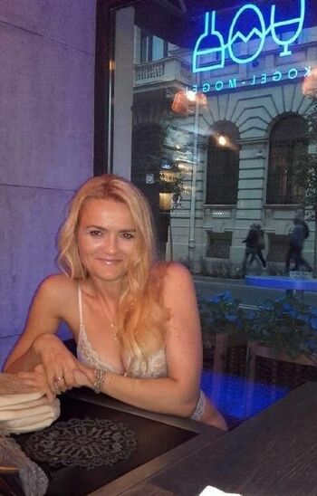 Full leaked Blonde bimbo milf private onlyfans photo