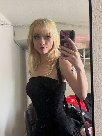Full leaked Iluvmeww private onlyfans photo