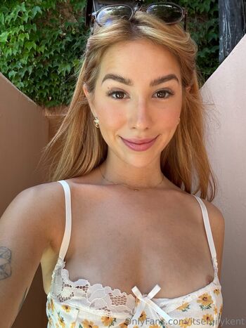 Full leaked Itsemilykent private onlyfans photo